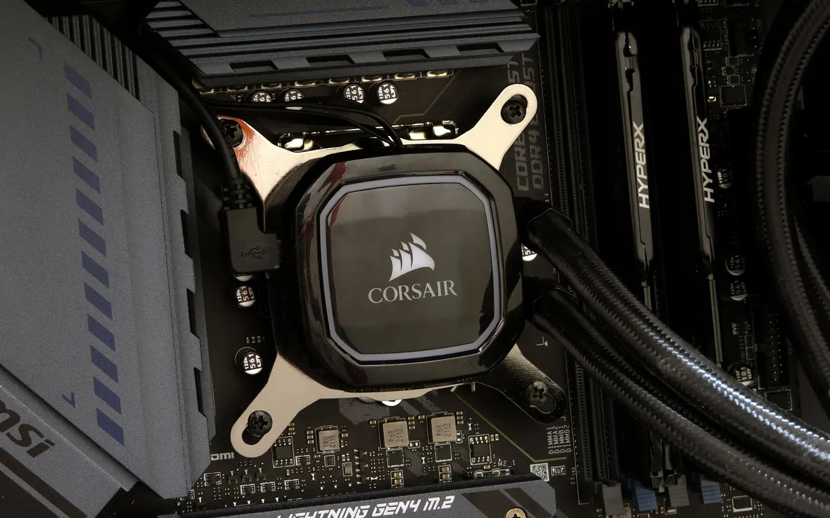 Помпа 240-мм СРО Corsair H100i на процесорі материнської плати MSI Z590 (ілюстративне фото)