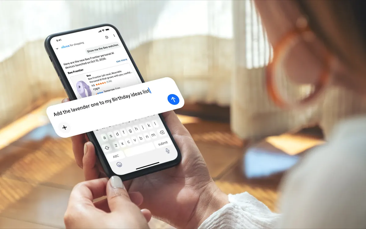 Человек держит телефон с открытым Alexa for Shopping и вводит запрос добавить товар в список идей на день рождения