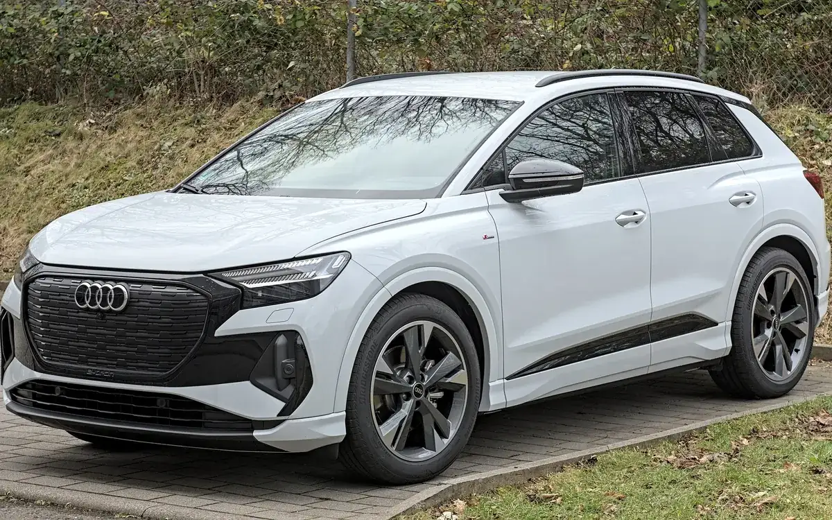 Серый электрический кроссовер Audi Q4 e-tron, припаркованный на улице (иллюстративное фото, не машина из отзыва)