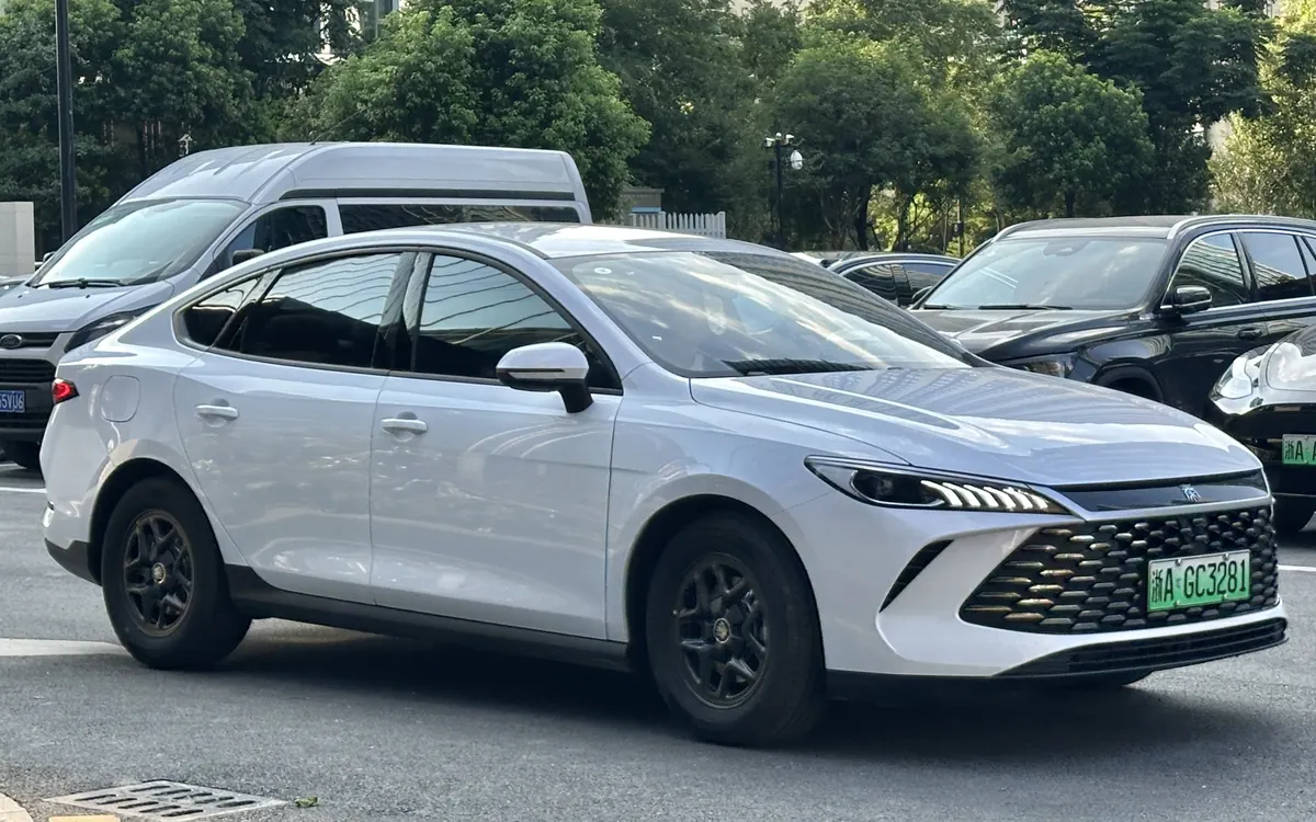 Седан BYD Qin Plus DM-i предыдущего поколения (иллюстративное фото)