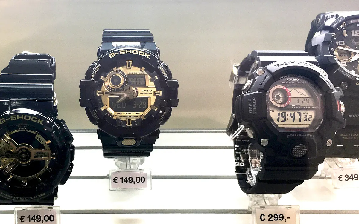 Кілька чорних годинників Casio G-Shock на вітрині магазину з цінниками (ілюстративне фото)