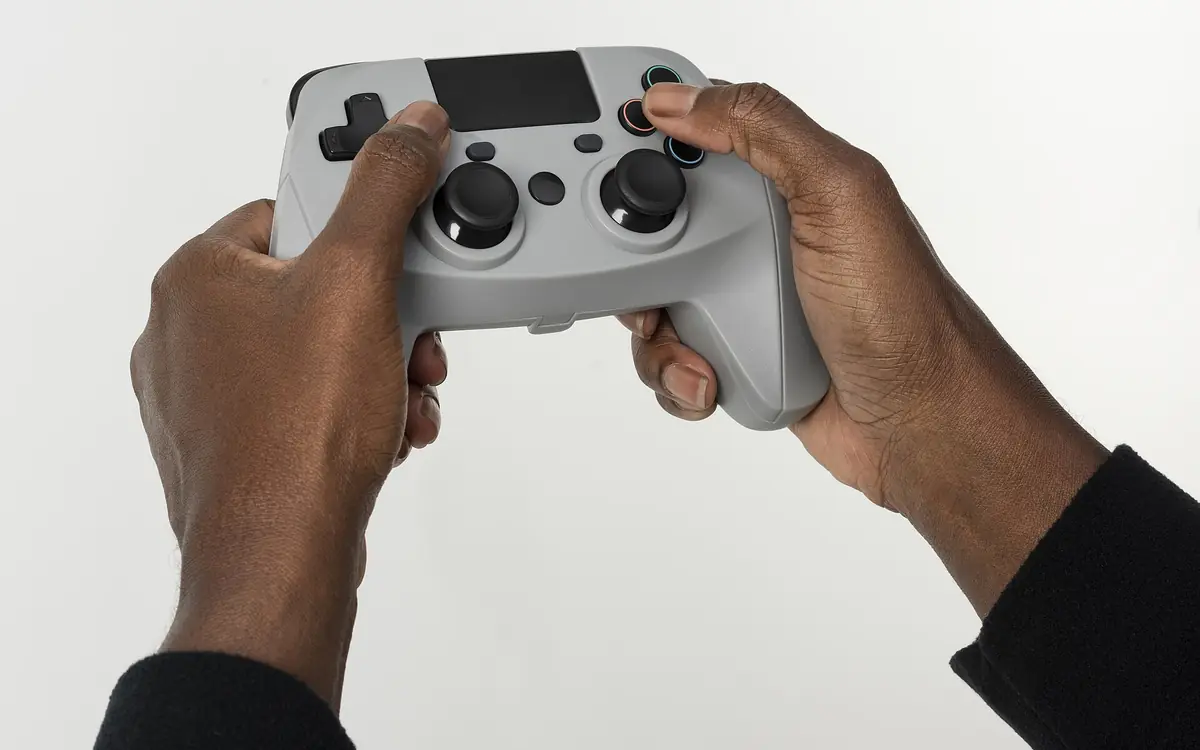 A player holding a game controller (illustrative photo)
