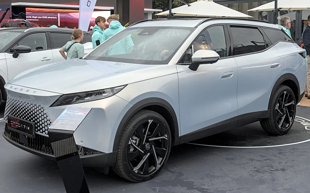 Сріблястий кросовер Omoda 7 на виставці IAA 2025, споріднена модель Omoda (ілюстративне фото)