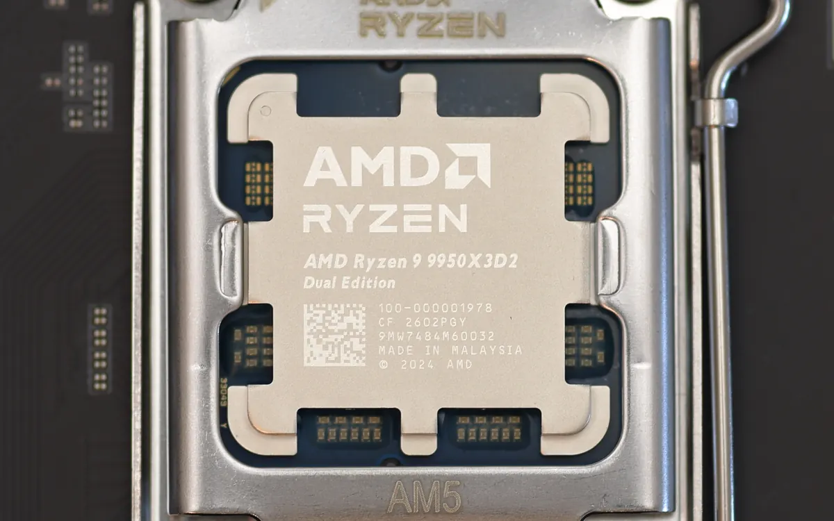 Процесор AMD Ryzen 9, встановлений у сокет AM5 на материнській платі настільного ПК