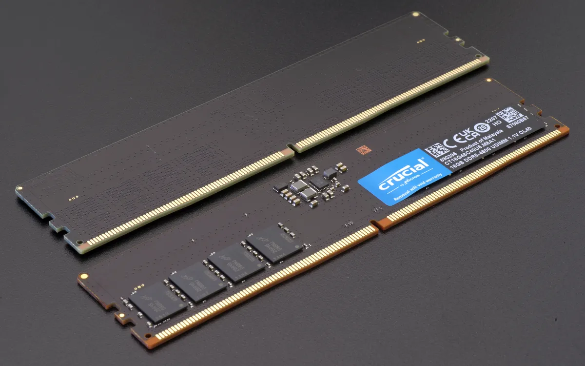 Два модуля настольной памяти Crucial DDR5-4800 на тёмной поверхности