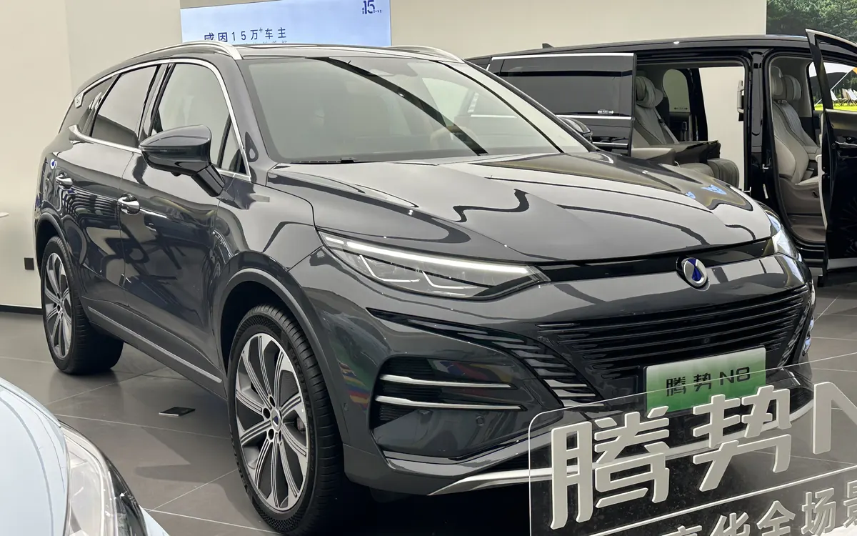 A grey Denza N8 SUV of the earlier generation in a dealership showroom (illustrative photo)