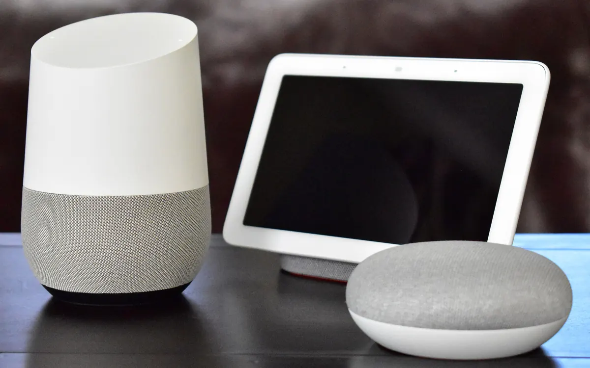 Умные колонки Google Home и дисплей Home Hub на столе (иллюстративное фото)