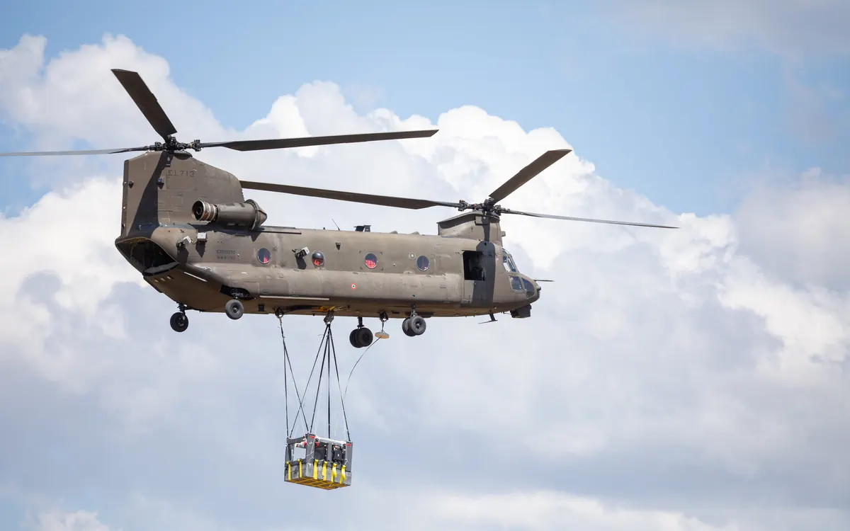 Гелікоптер CH-47 Chinook італійської армії несе на тросах тестову платформу Space Rider під час кампанії ESA 2025 року на Сардинії (попередні випробування, не втрачений макет)