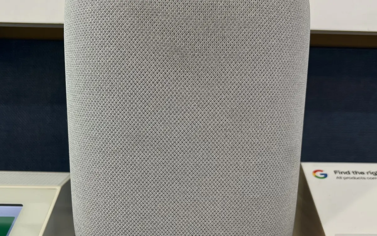 Серая умная колонка Google Nest Audio на полке