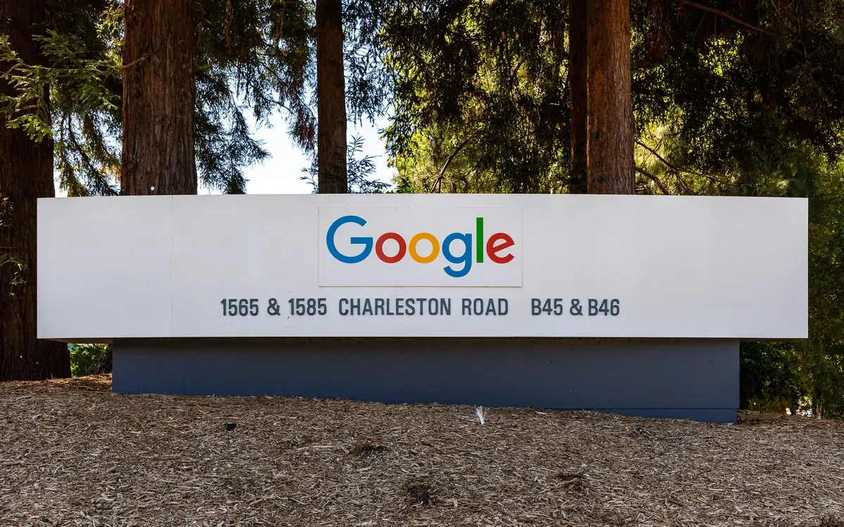 Вивіска з логотипом Google біля офісної будівлі на Charleston Road у Маунтін-В'ю, Каліфорнія