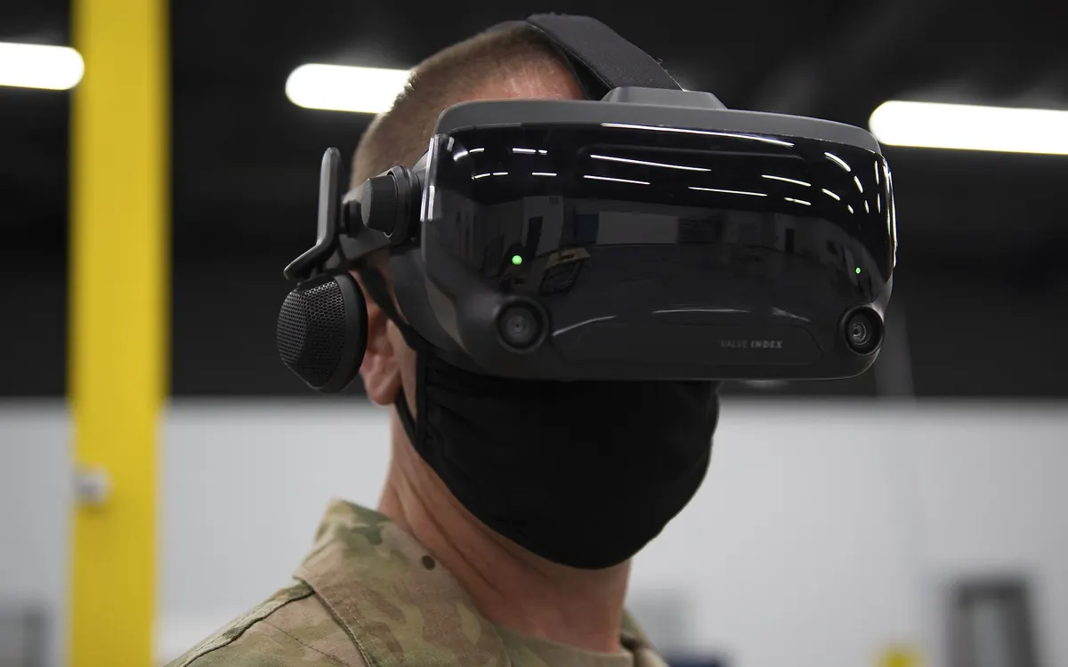 Человек в VR-шлеме Valve Index (иллюстративное фото)