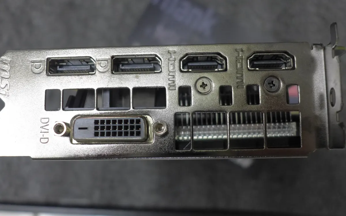 Задняя панель видеокарты с разъёмами DisplayPort, HDMI и DVI (иллюстративное фото)