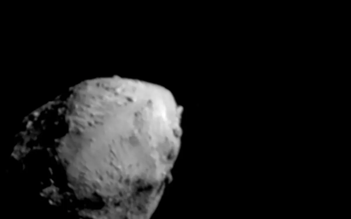 Астероид Дидим на снимке аппарата NASA DART во время сближения в 2022 году (архивное фото, не с Hera)