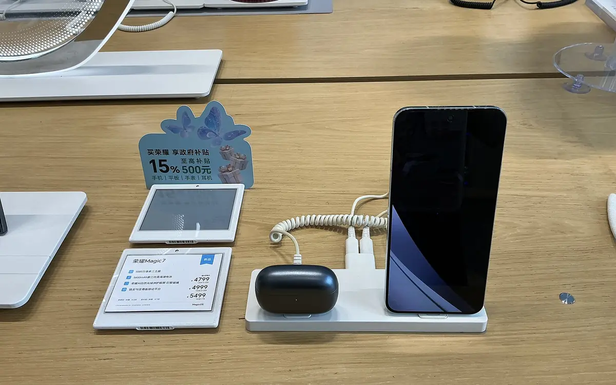 An Honor smartphone on a store display stand (illustrative photo, not the Honor 600S)