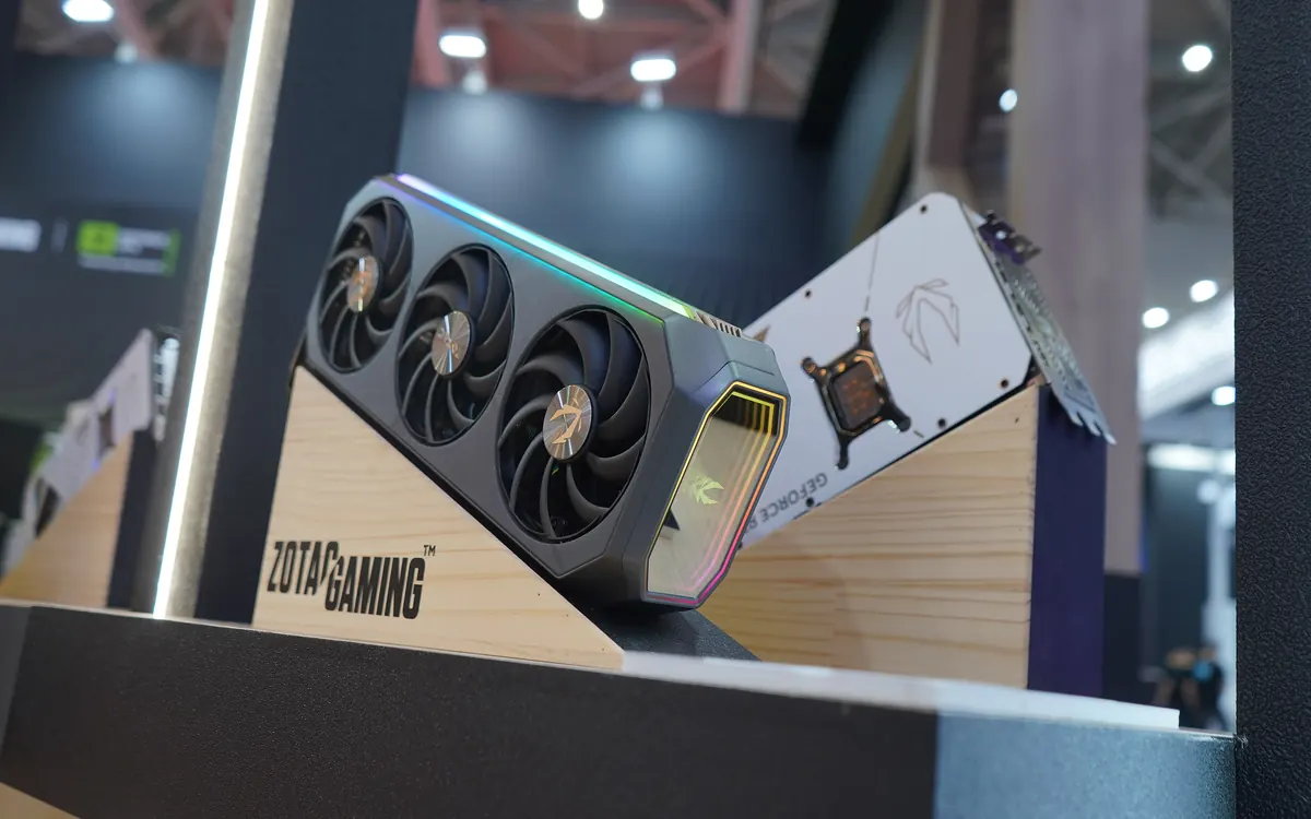 Видеокарты ZOTAC Gaming GeForce RTX 50-й серии на выставочном стенде (иллюстративное фото)