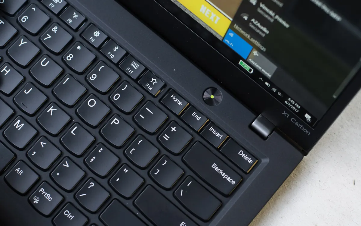 Клавіатура й екран чорного ноутбука ThinkPad X1 Carbon зблизька