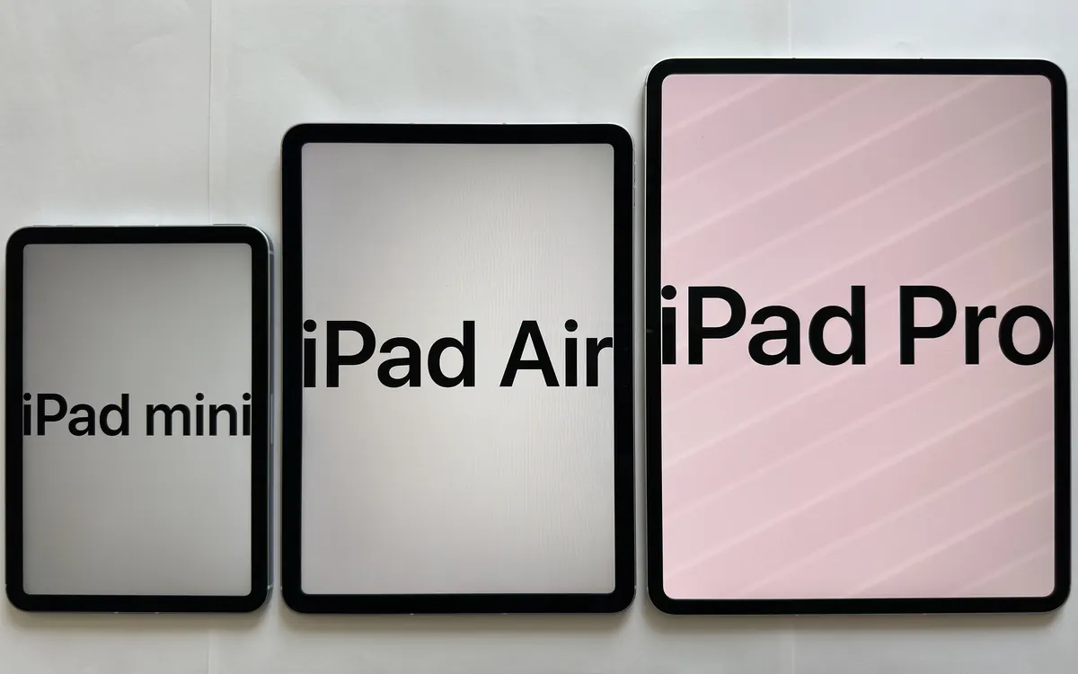 An iPad mini, iPad Air and iPad Pro side by side on a white table, showing the difference in screen sizes (illustrative photo)