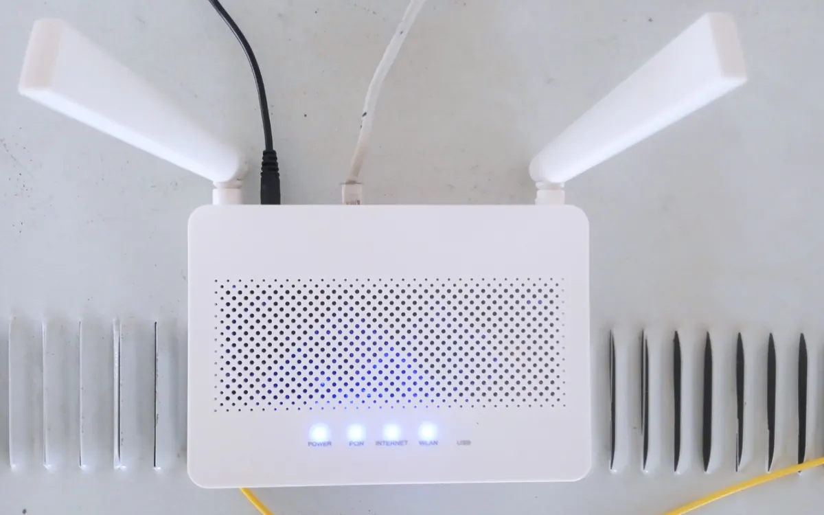 Білий домашній Wi‑Fi роутер із двома антенами та синіми індикаторами (ілюстративне фото)