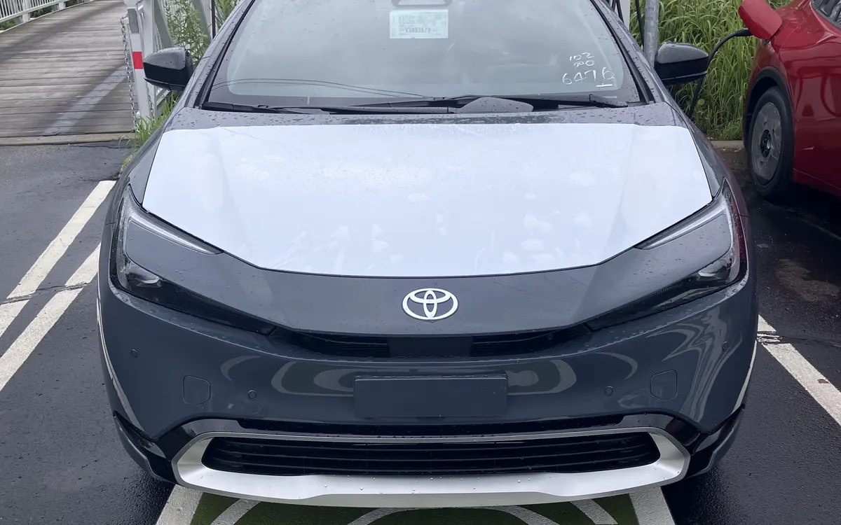Toyota Prius Plug-in Hybrid 2026 року, підключений до громадської зарядної станції