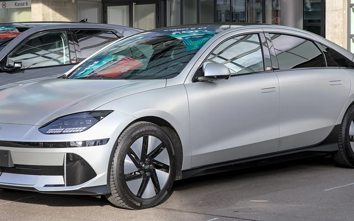 Серебристый электроседан Hyundai Ioniq 6 на автосалоне (предыдущая модель, иллюстративное фото)