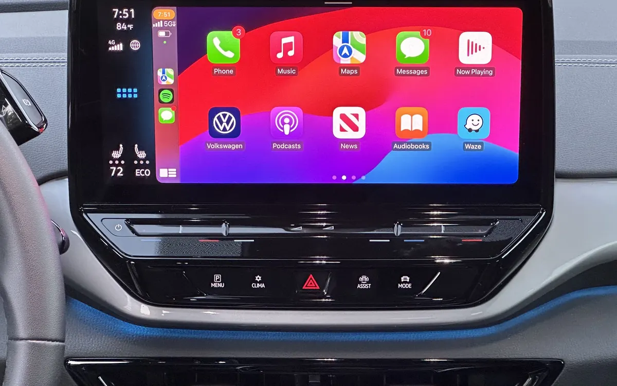 Главный экран беспроводного Apple CarPlay с иконками «Телефон», «Музыка», «Карты» и «Подкасты» на центральном дисплее Volkswagen ID.4 (иллюстративное фото, старая версия iOS)
