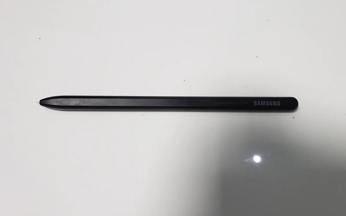 Чорний стилус Samsung S Pen на білій поверхні (ілюстративне фото)
