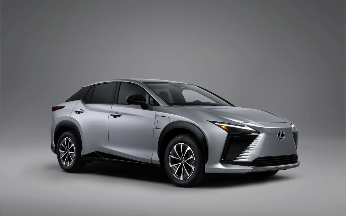 Сріблястий електричний кросовер Lexus RZ 350e 2027 у сірій студії, вигляд спереду збоку