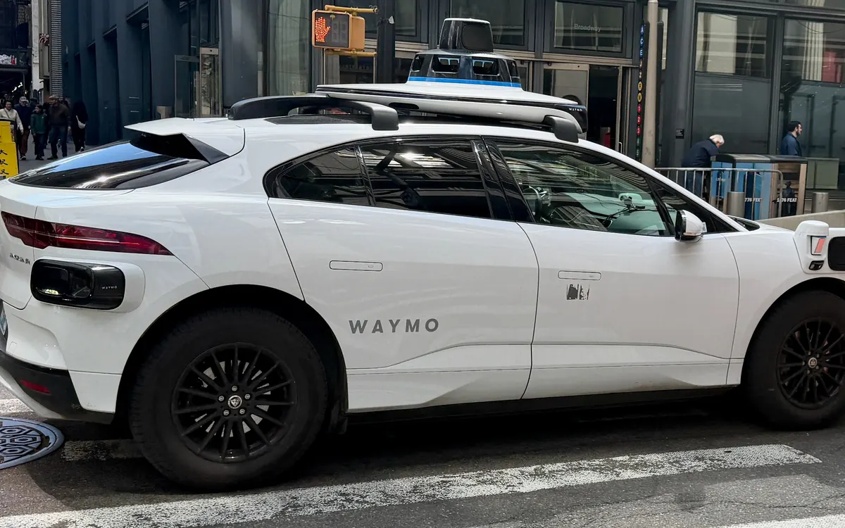 Белый робомобиль Waymo One Jaguar I-Pace с куполом лидара и камер на крыше