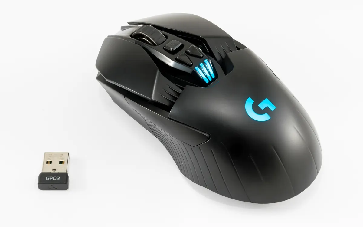 Чорна бездротова миша Logitech поруч із USB-приймачем (ілюстративне фото, не Pebble Up)