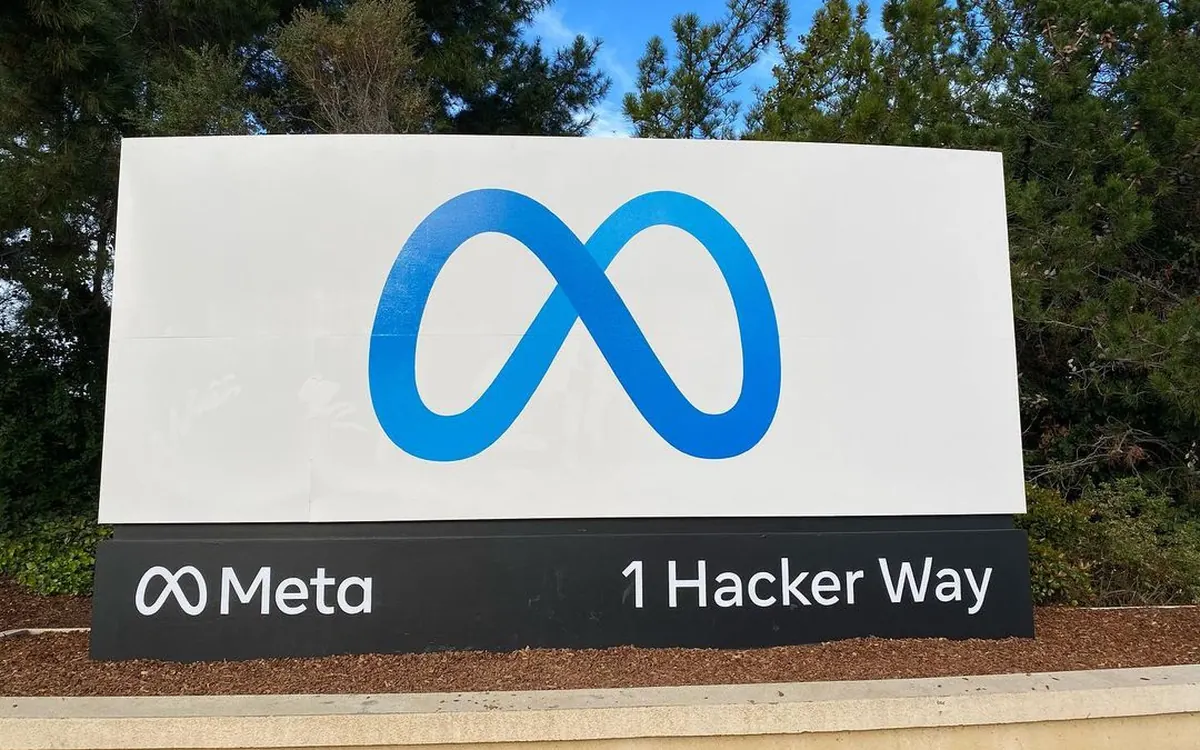 Вывеска Meta у штаб-квартиры компании на 1 Hacker Way в Менло-Парке