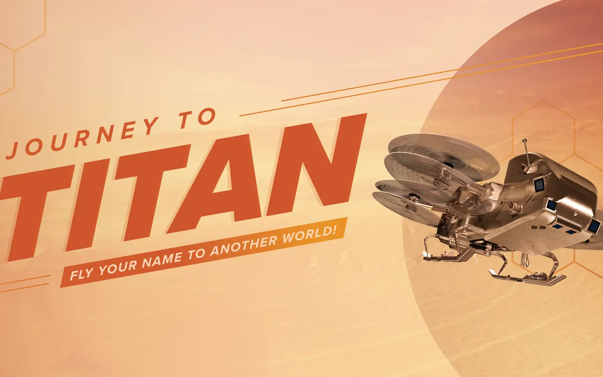 Графика NASA «Journey to Titan»: золотистый винтокрылый аппарат Dragonfly летит на фоне оранжевого Титана