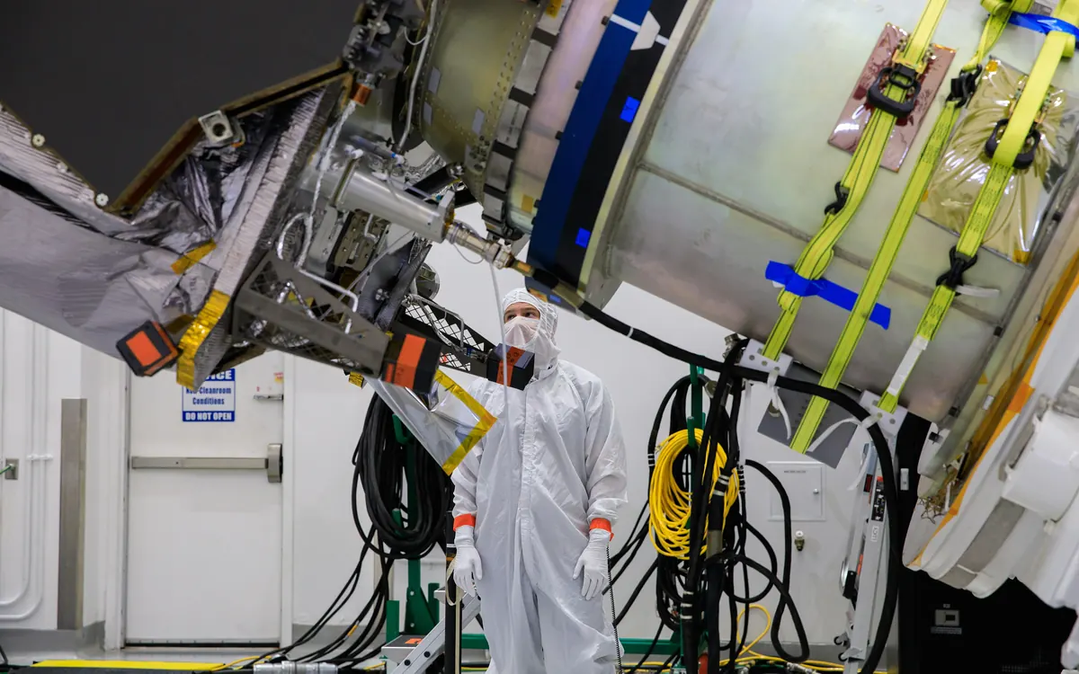 Зонд NASA Lucy повертають у чистій кімнаті Космічного центру Кеннеді перед запуском у 2021 році