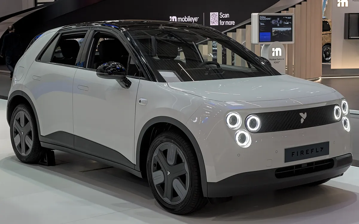 Серый компактный электромобиль Firefly от Nio на выставке IAA Mobility 2025 в Мюнхене