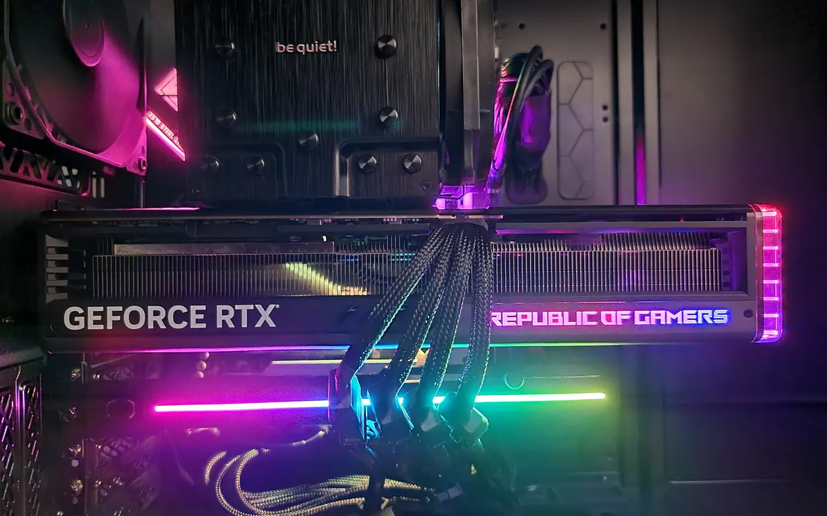 Видеокарта Asus ROG Strix с тремя вентиляторами и RGB-подсветкой работает в ПК (иллюстративное фото)