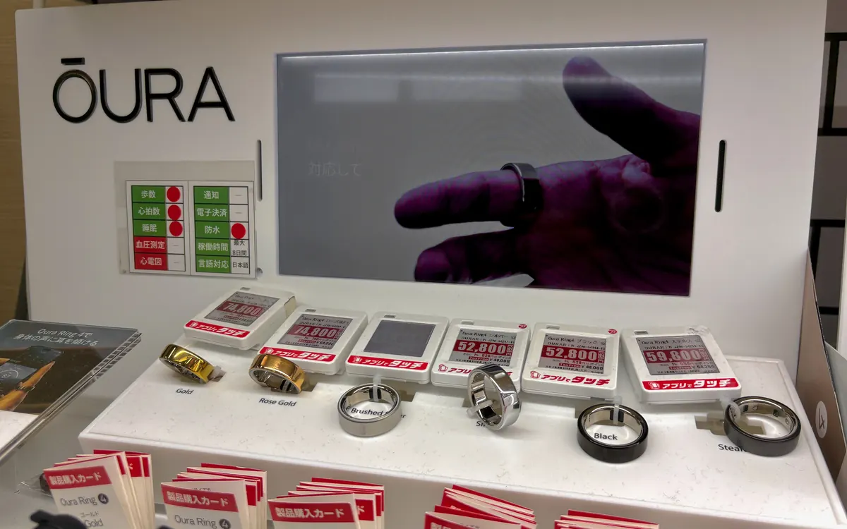 Умные кольца Oura разных цветов на витрине японского магазина электроники