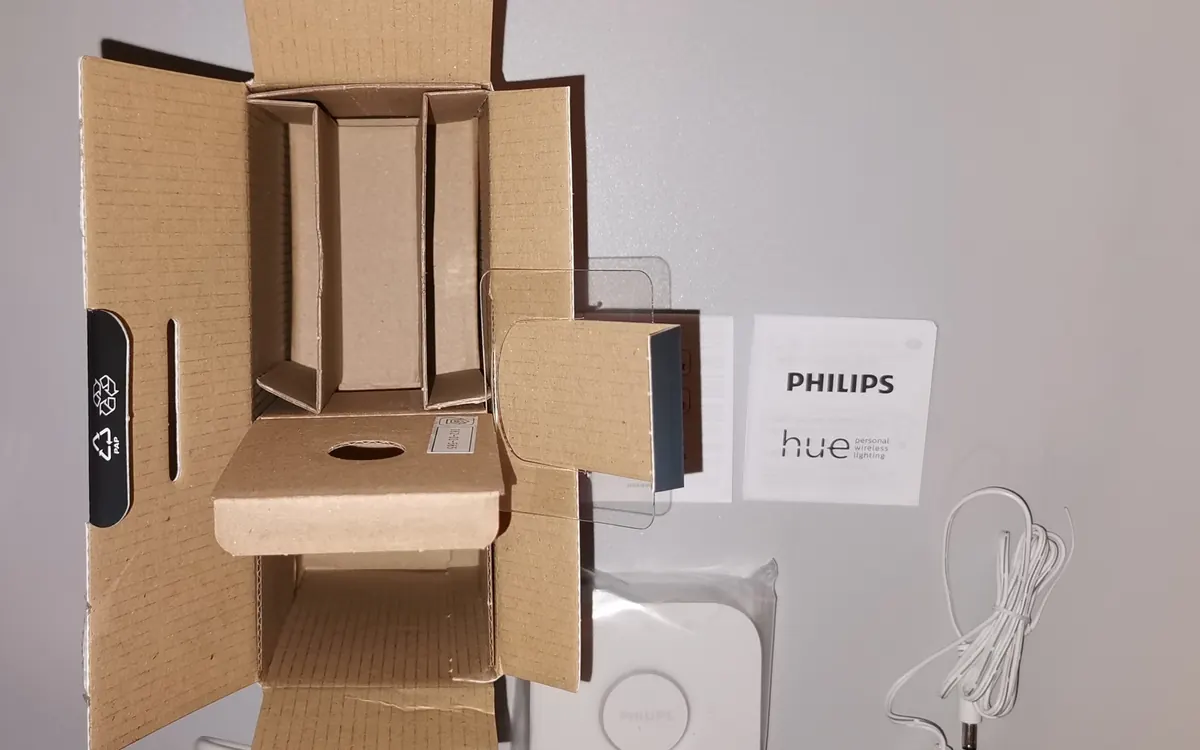Мосты Philips Hue Bridge — хаб, который подключает освещение Hue к Matter (иллюстративное фото)