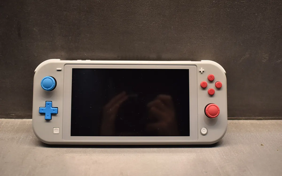 Nintendo Switch Lite in the grey Zacian and Zamazenta edition on a table (illustrative photo)
