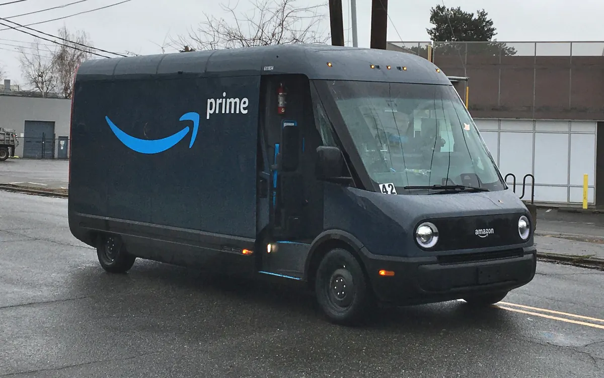 Електричний фургон Rivian EDV 700 служби Amazon, вигляд спереду (поточна модель, ілюстративне фото)