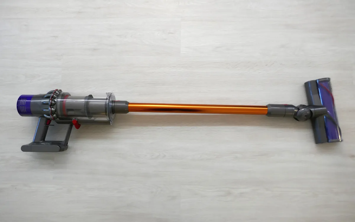 Беспроводной вертикальный пылесос Dyson на светлом деревянном полу (иллюстративное фото)