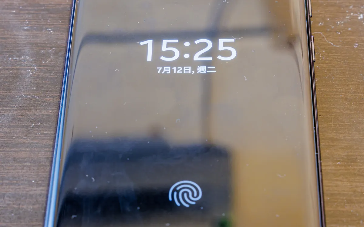 Samsung Galaxy S22 Ultra lying face up with its lock screen on (illustrative photo)