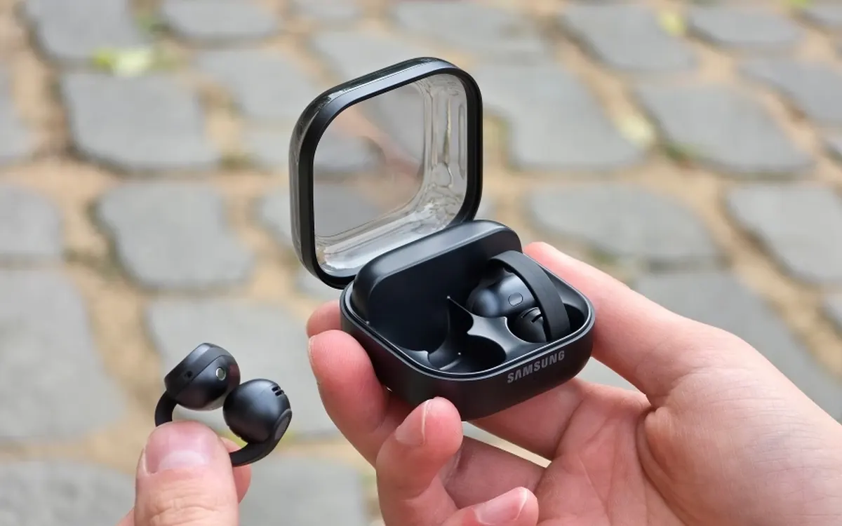 Наушники-клипсы Samsung Galaxy Buds On и открытый зарядный кейс в руках