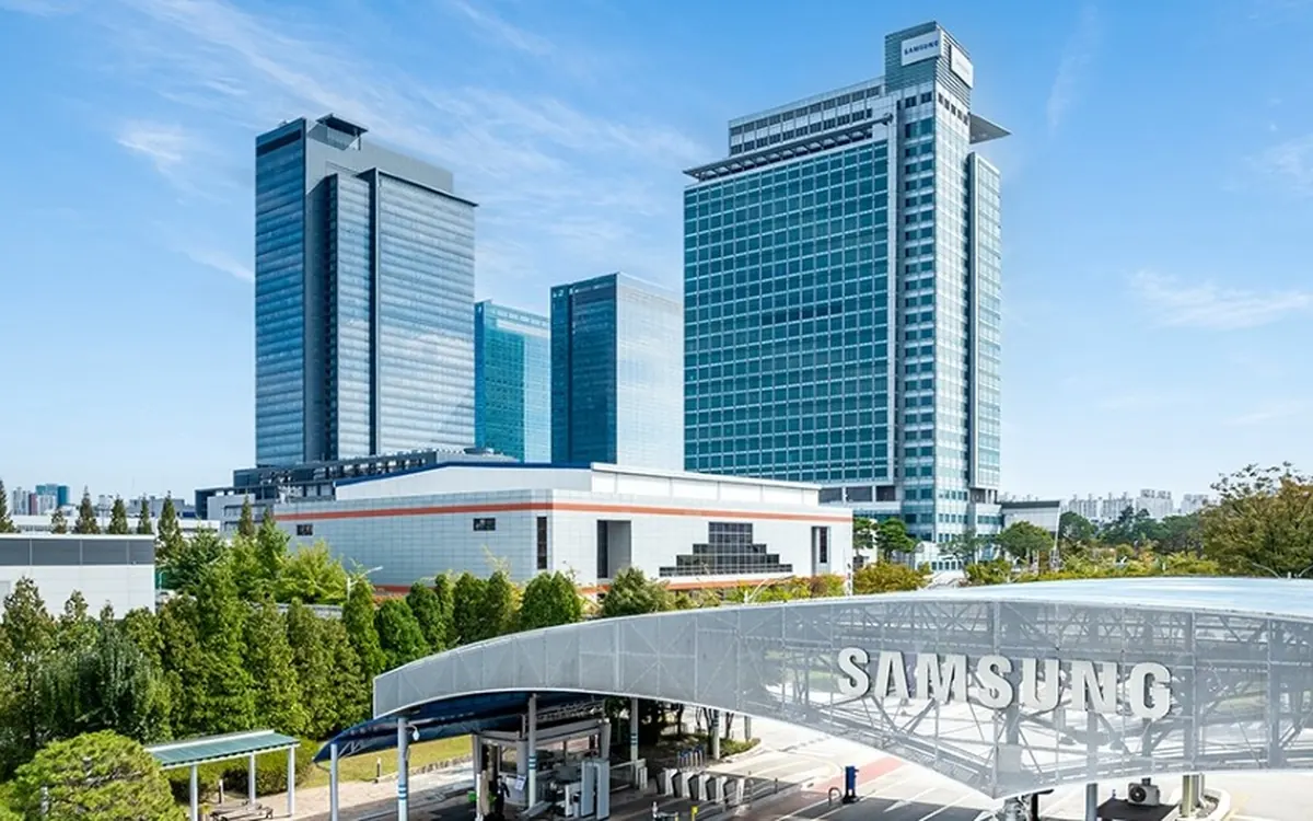 Здания штаб-квартиры Samsung Electronics и въездные ворота с логотипом Samsung, пресс-фото Samsung