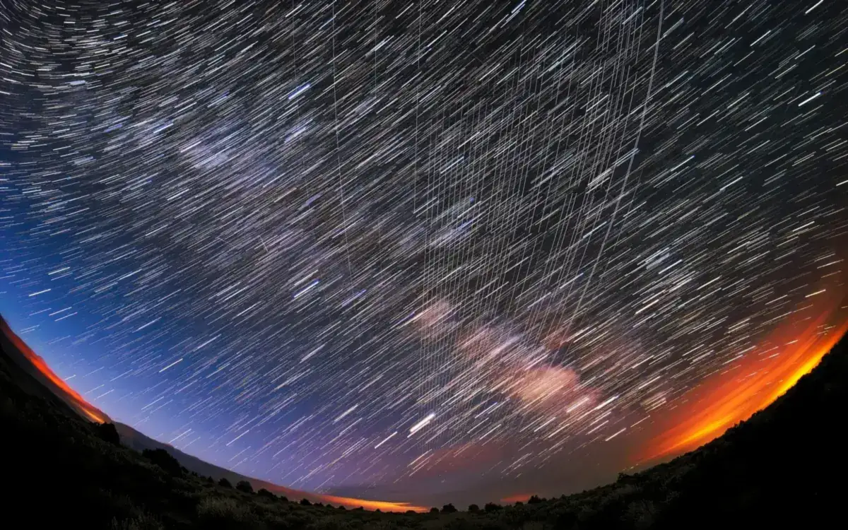 Long-exposure night sky with streaks of Starlink satellites crossing the stars over New Mexico (illustrative photo)