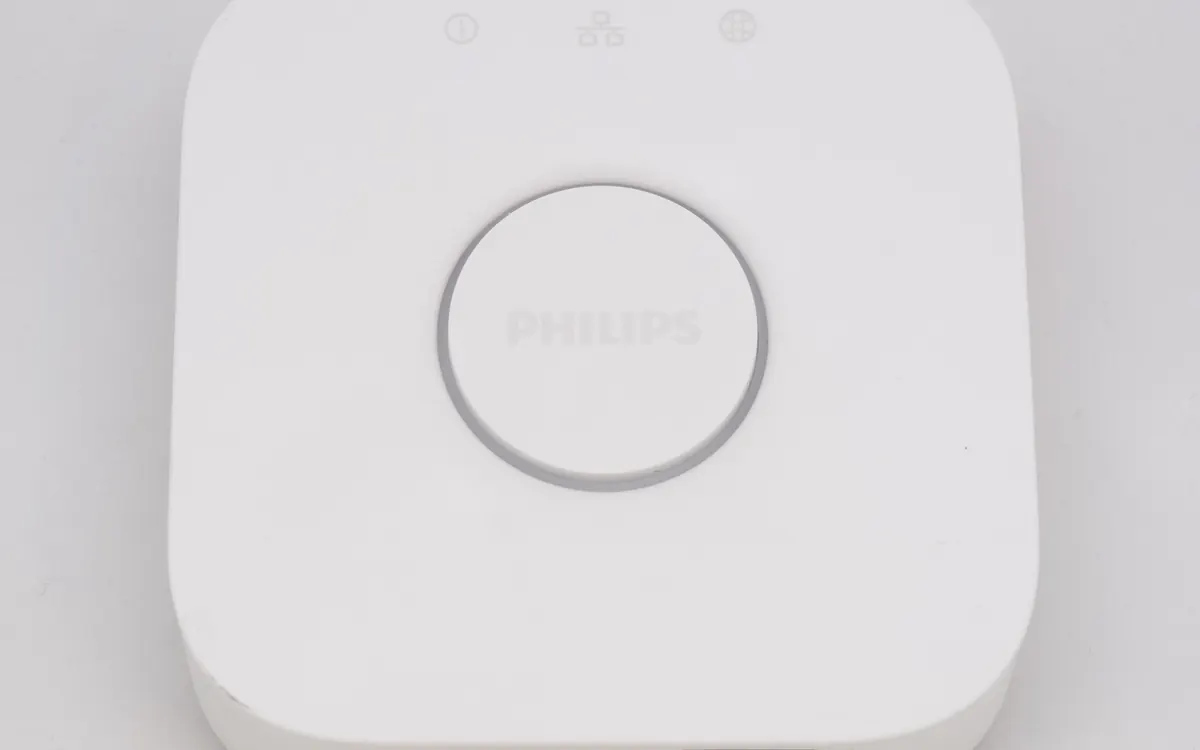 Белый хаб умного дома Philips Hue Bridge с индикаторами состояния (иллюстративное фото)