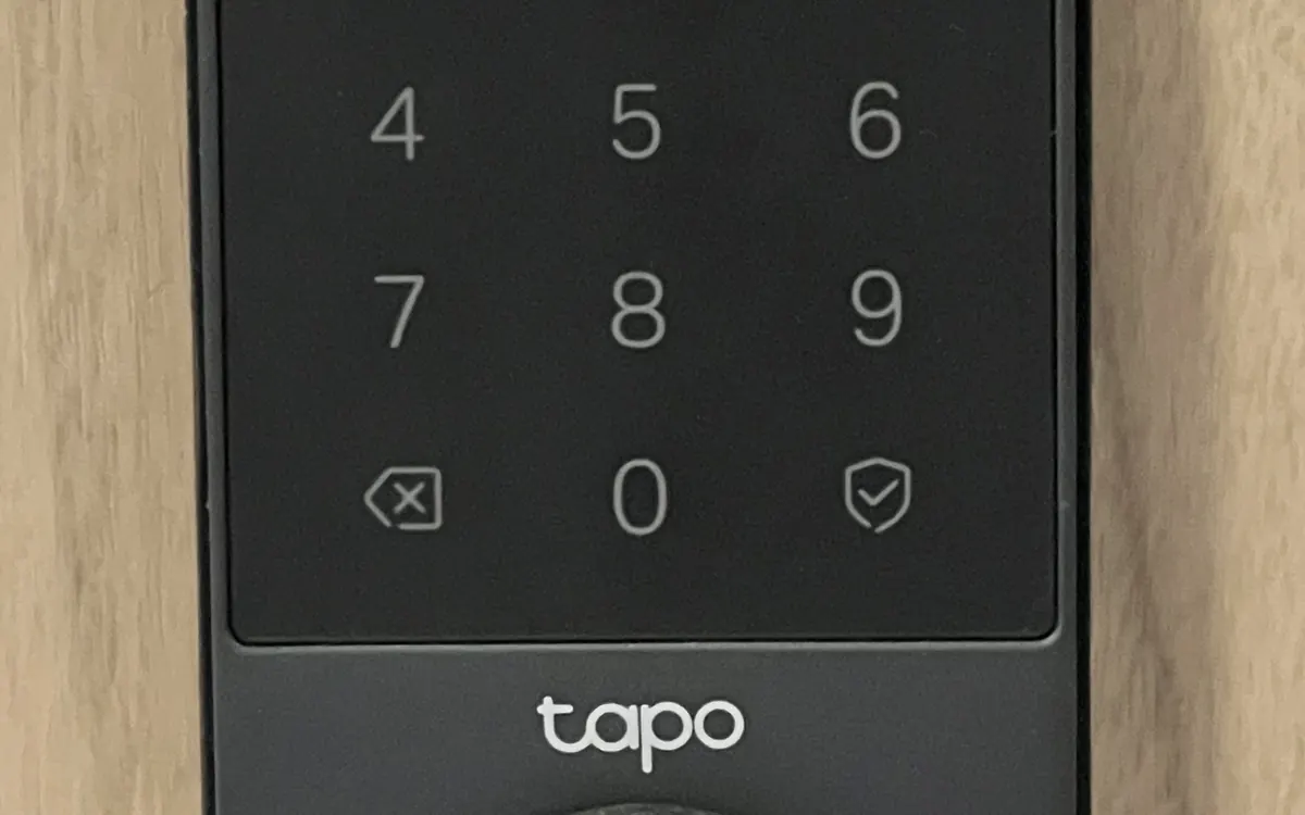 Розумний Wi‑Fi-замок TP-Link Tapo з кодовою панеллю на вхідних дверях (ілюстративне фото)
