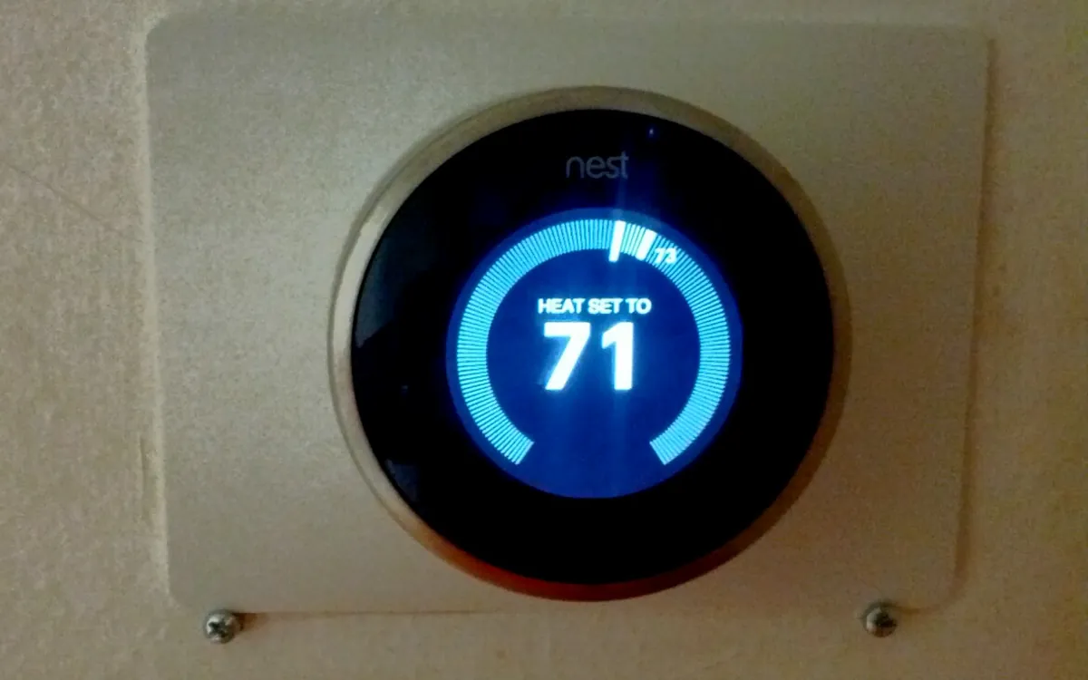 Nest Learning Thermostat на стене (иллюстративное фото)