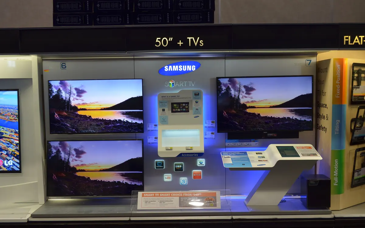 Смарт-телевізори Samsung на вітрині магазину електроніки (ілюстративне фото)