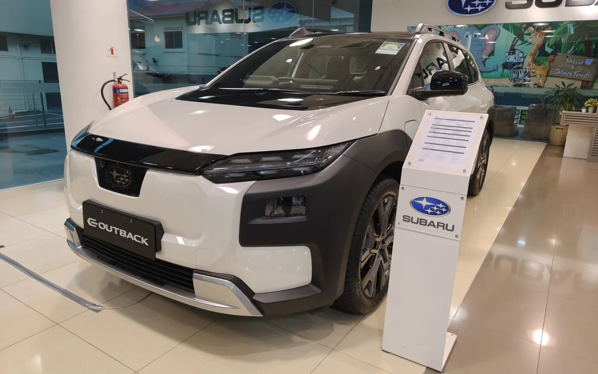 Білий електричний універсал Subaru E-Outback в автосалоні Subaru у Сінгапурі