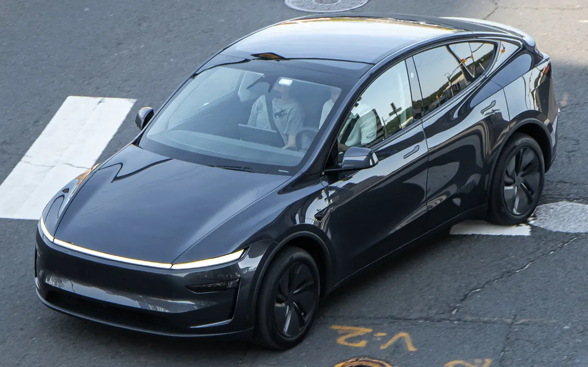 Тёмно-серая Tesla Model Y на улице (иллюстративное фото, автомобиль для рынка США)