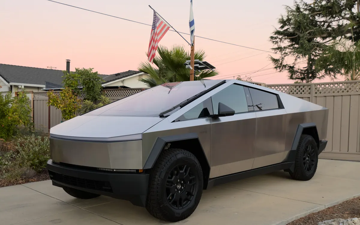 Сталевий Tesla Cybertruck Foundation Series на парковці у сутінках у Сан-Хосе, Каліфорнія